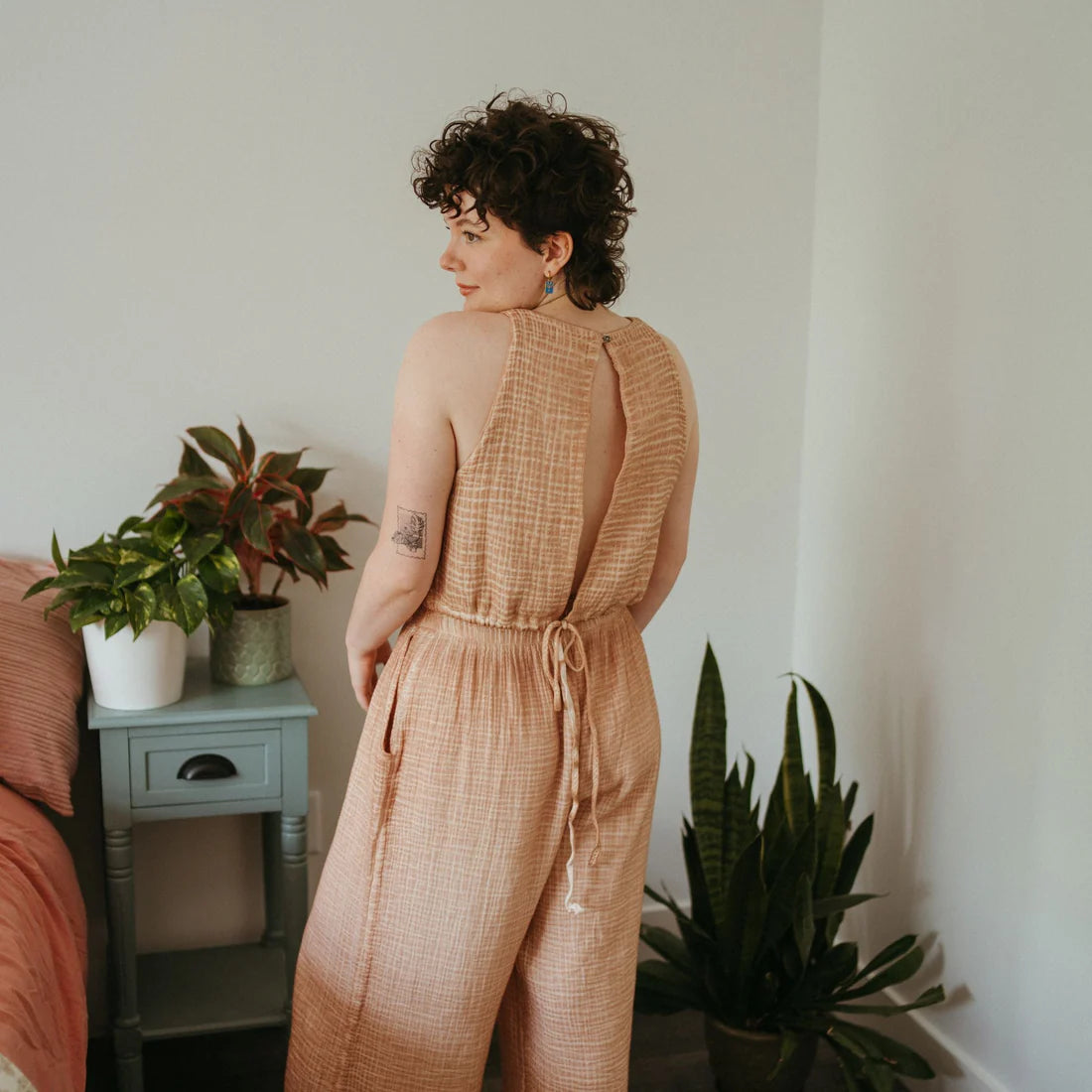 Crinkle Keyhole Tank Top - Beige (O/S)